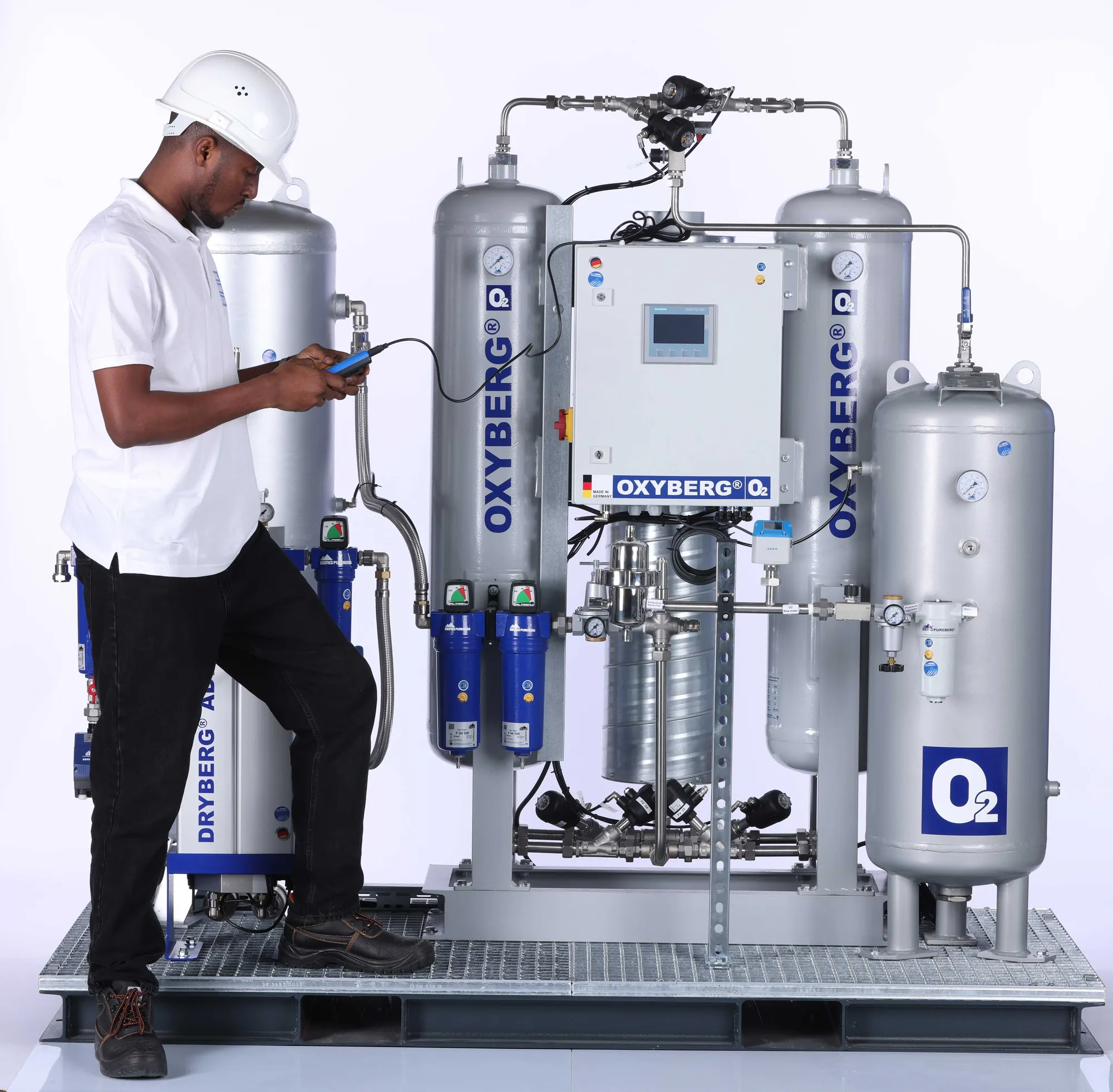 Techniker bei der Inbetriebnahme eines OXYBERG Sauerstoffgenerators